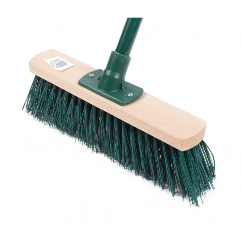 Synx Tools groene buitenbezem met houten bezemsteel