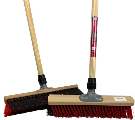 X bezem rood zwart met houten steel 150 cm