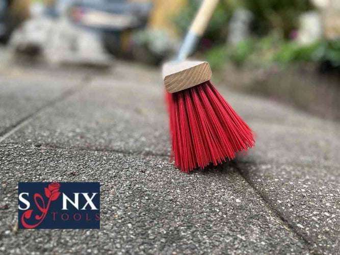 Stalbezem met nylon borstelharen en houten steel van Synx Tools
