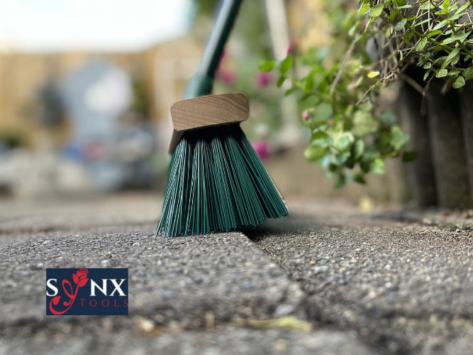 Synx Tools groene buitenbezem met houten bezemsteel