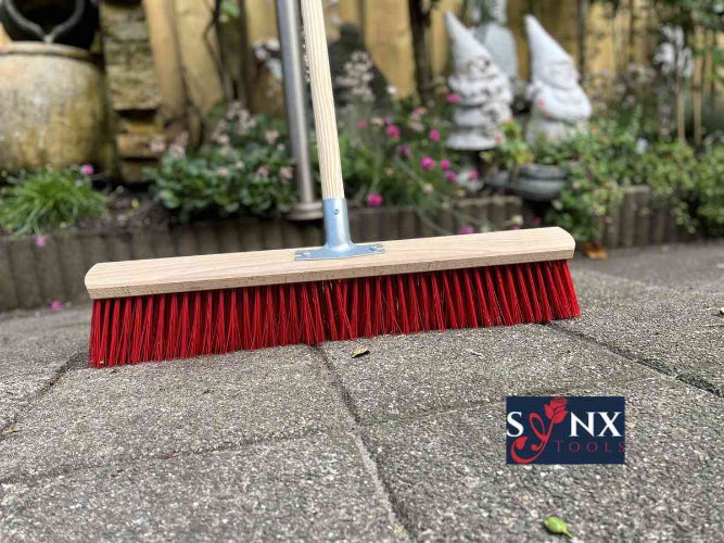 Stalbezem met nylon borstelharen en houten steel van Synx Tools