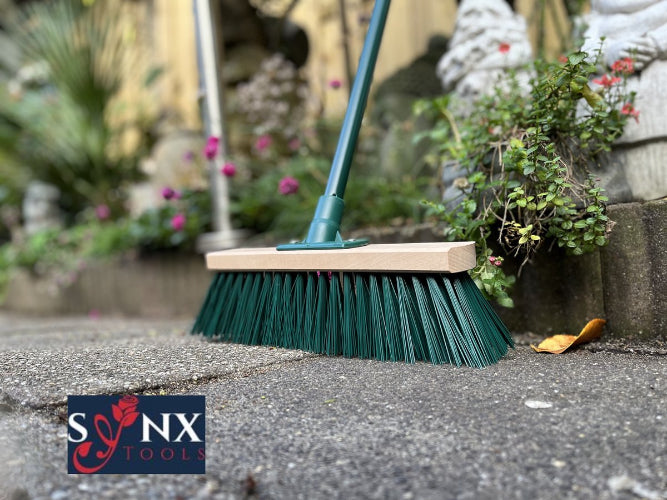 Synx Tools groene buitenbezem met houten bezemsteel