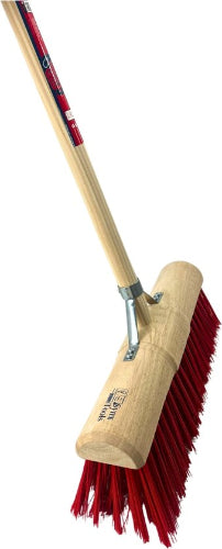 Gemeentebezem met lange houten steel en harde nylon haren