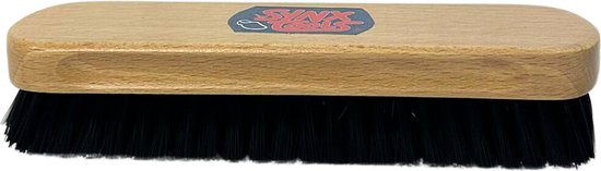 Houten kledingborstel van Synx Tools met zwarte borstelharen