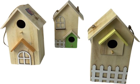 Drie houten vogelhuisjes met verschillende ontwerpen