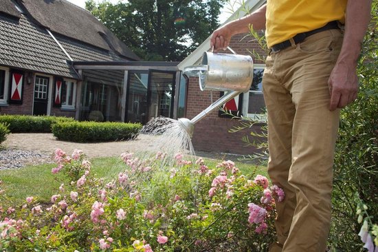 Man gebruikt Hendrik Jan verzinkte gieter in tuin