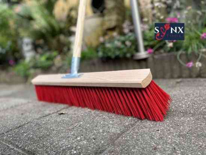 Stalbezem met nylon borstelharen en houten steel van Synx Tools