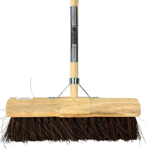Gemeentebezem met natuurvezelharen en lange houten steel