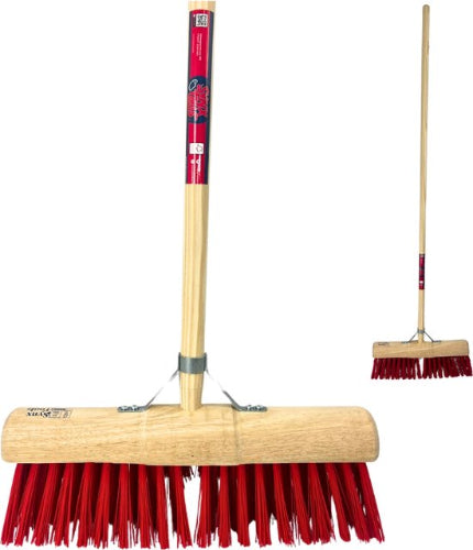 Gemeentebezem met lange houten steel en harde nylon haren