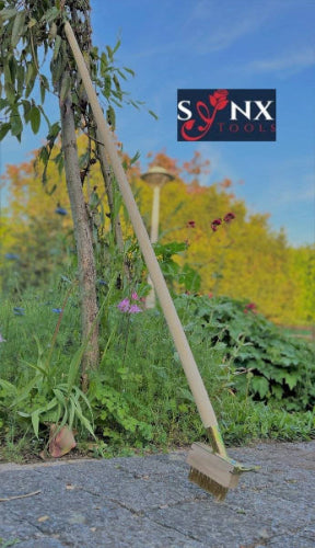 Onkruid verwijderen tussen tegels met Synx Tools voegenkrabber op steel