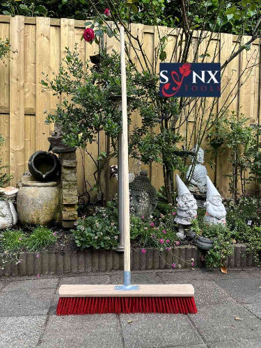 Stalbezem met nylon borstelharen en houten steel van Synx Tools