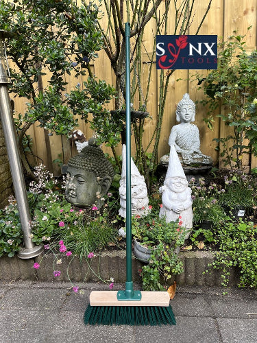 Synx Tools groene buitenbezem met houten bezemsteel