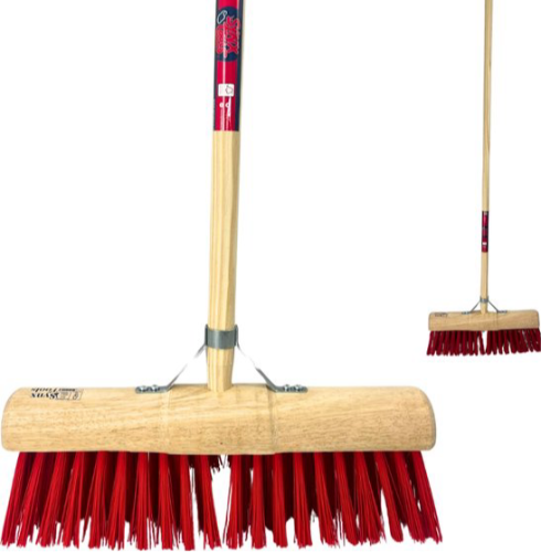 Gemeentebezem met lange houten steel en harde nylon haren