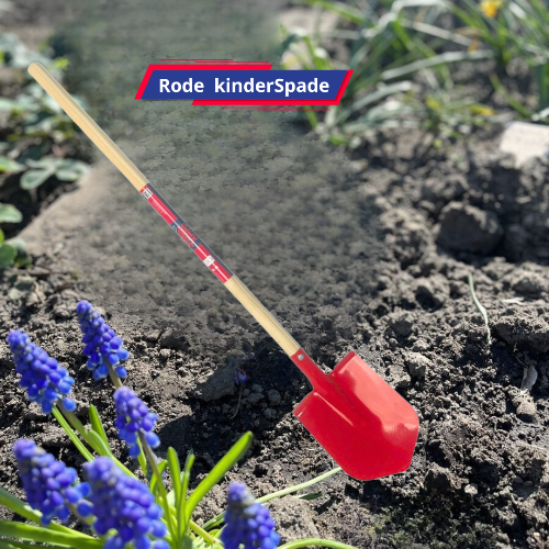 Rode kinderschop in tuin met bloemen