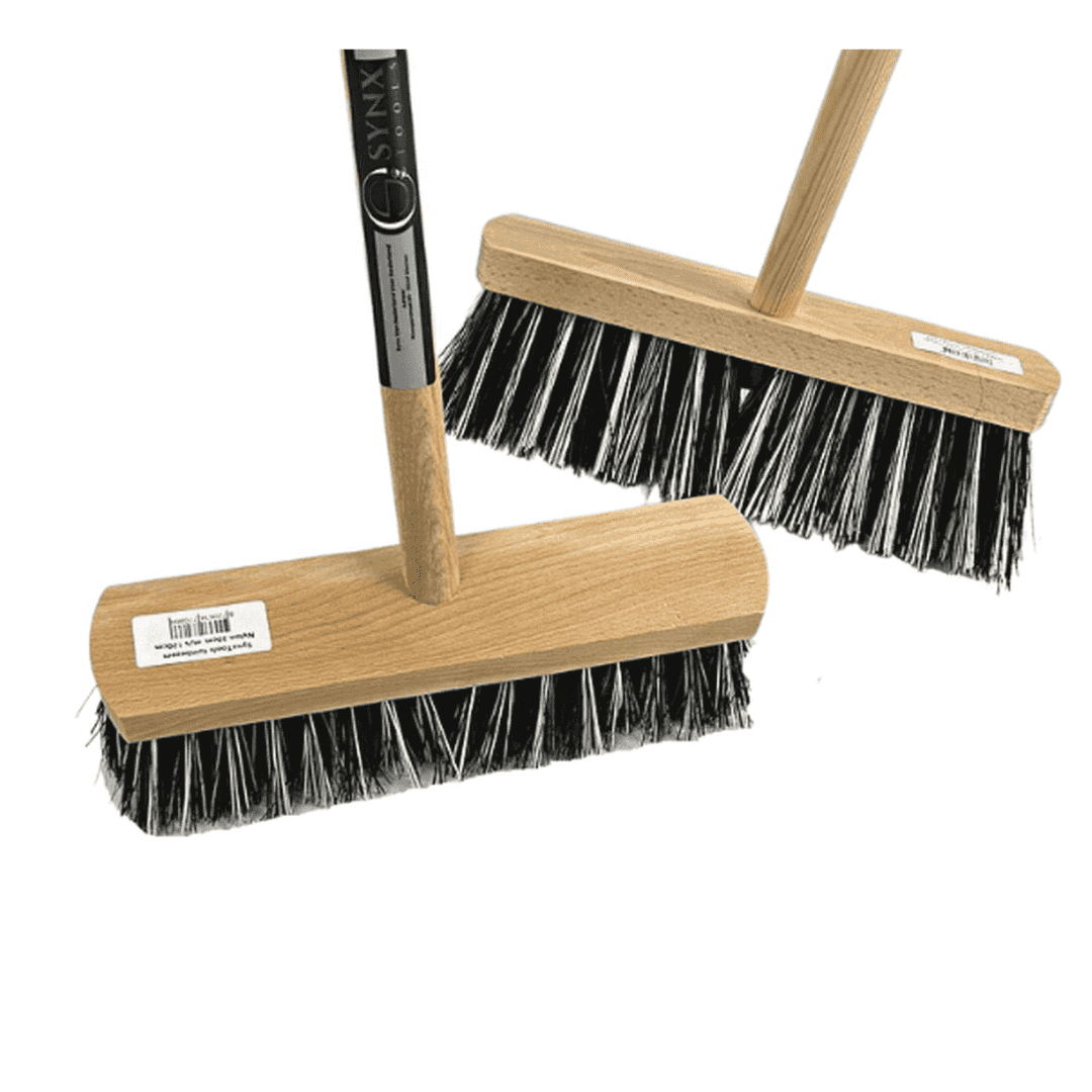 Synx Tools Old Dutchie straatbezem met houten steel voor buiten
