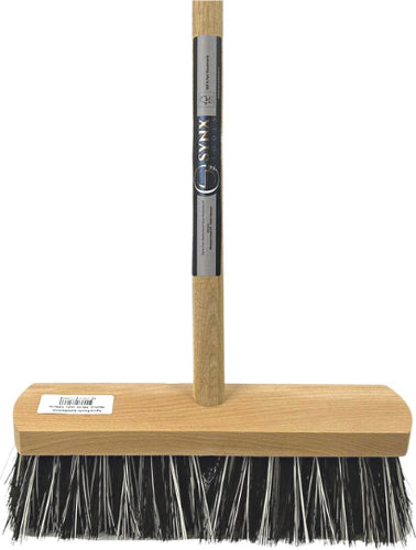 harde straatbezem met houten steel 120cm – Old Dutchie serie