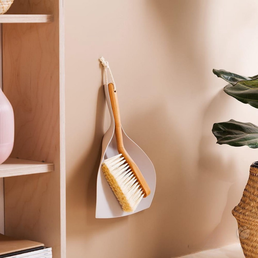 Synx Tools Binnenbezem Fibersoft met Steel (140 cm) - Zachte Bezem voor Binnen - Kamerveger & ECO Stoffer en Blik Set (Bamboe Collectie)"