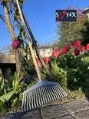 Kunststof bladhark met FSC houten steel van 150 cm, ideaal voor gazononderhoud