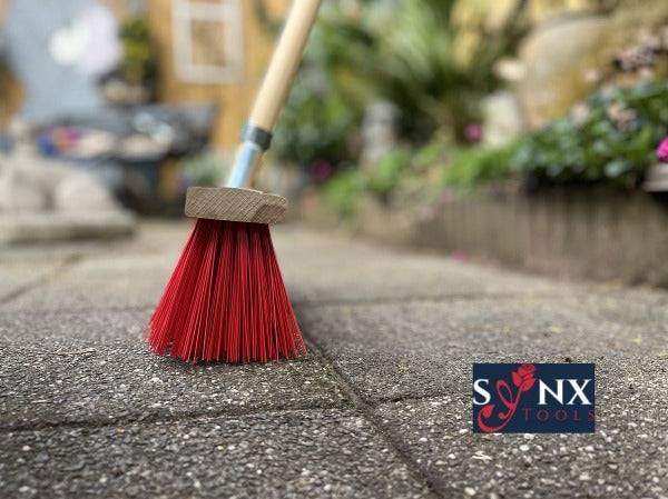 Tuinbezem 35 cm met houten steel voor buitengebruik