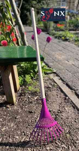 Lichte en stevige kinderbladhark met FSC-houten steel van 75 cm.