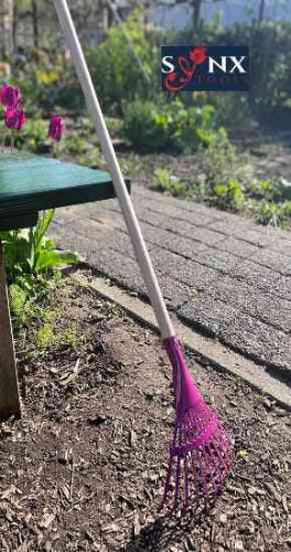 Lichte en stevige kinderbladhark met FSC-houten steel van 75 cm.