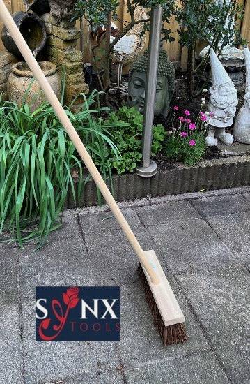 Stadsbezem 30 cm met houten steel voor straat en oprit