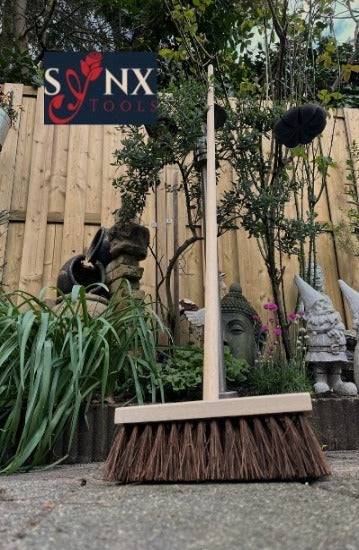 Stadsbezem 30 cm met houten steel voor straat en oprit