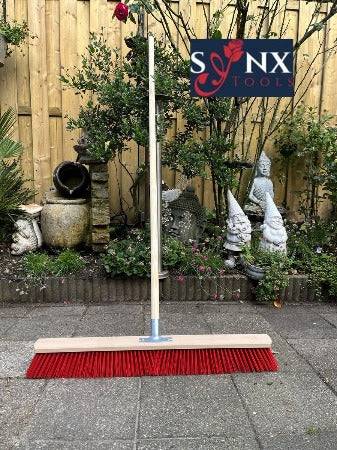 Stalbezem met harde borstel en 150 cm houten bezemsteel voor stal en straat