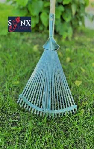 Verstelbare gazonhark van Synx Tools met 150 cm steel en 22 verenstalen tanden