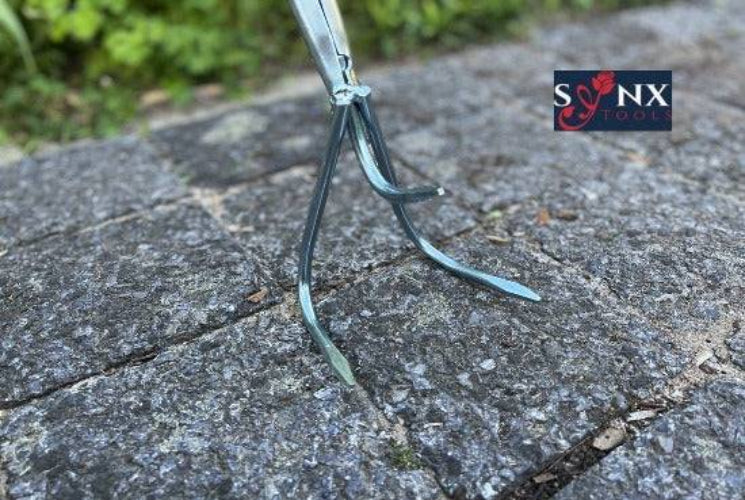 Tuinkrabber met 3 tanden op een stoep