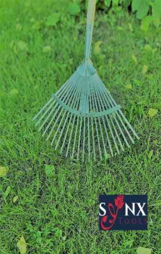 Verstelbare gazonhark van Synx Tools met 150 cm steel en 22 verenstalen tanden