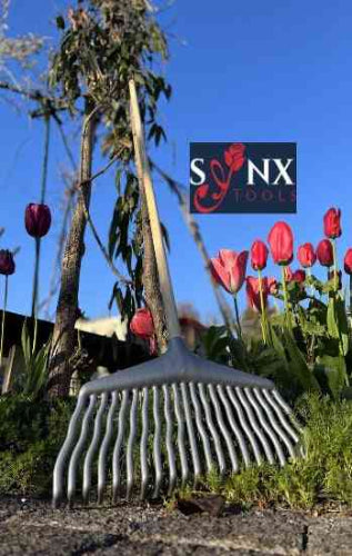 Kunststof bladhark van Synx Tools met 21 tanden en houten steel van 140 cm