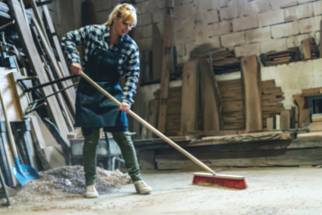 Synx Tools 40cm outdoor broom, blue bristles, sturdy handle, versatile use.