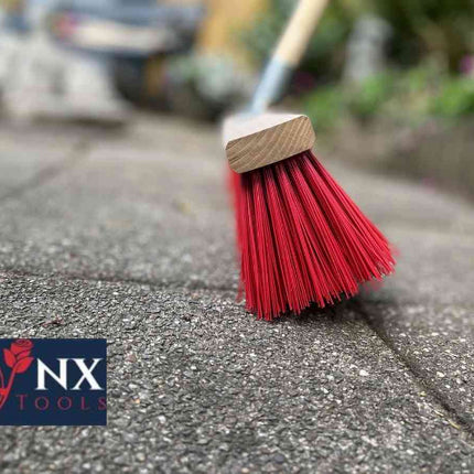 Stalbezem met nylon borstelharen en houten steel van Synx Tools