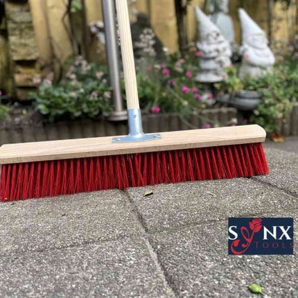 Stalbezem met nylon borstelharen en houten steel van Synx Tools