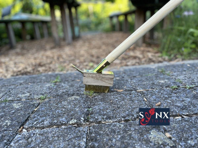 Synx Tools onkruidborstel ergonomisch design voor comfortabel tuinonderhoud