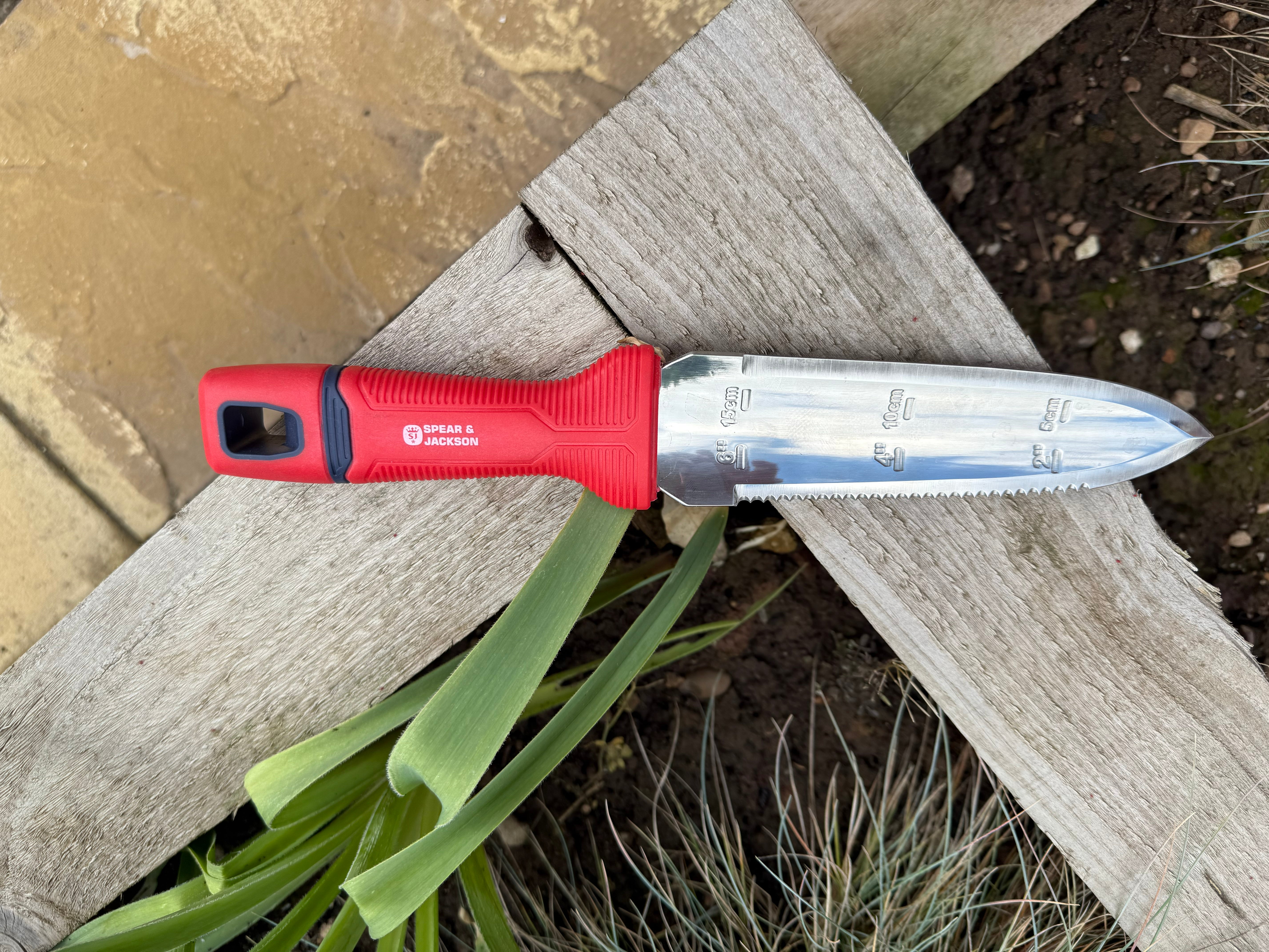 Spear & Jackson Hori Hori multitool met gekartelde snijrand en meetverdeling