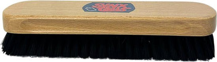 Houten kledingborstel van Synx Tools met zwarte borstelharen