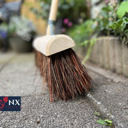 Gemeentebezem met natuurvezelharen en lange houten steel