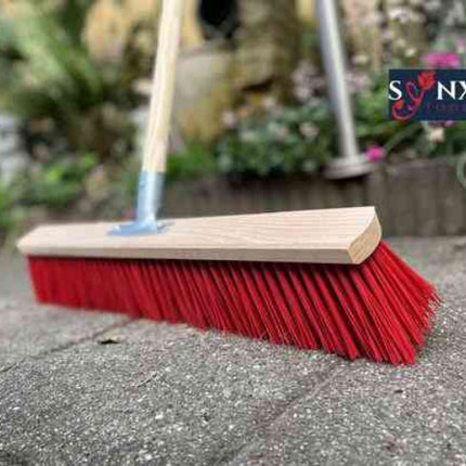 Stalbezem met nylon borstelharen en houten steel van Synx Tools