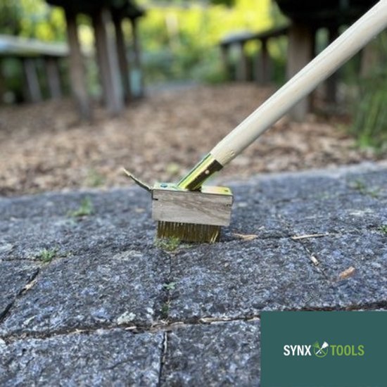 Onkruidborstel Synx Tools met schraper en lange houten steel voor tuinonderhoud

