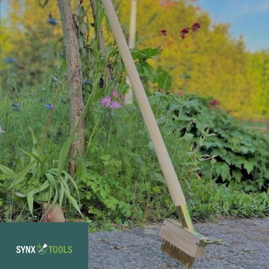 Efficiënte onkruidverwijdering met Synx Tools onkruidborstel met houten steel en schraper
