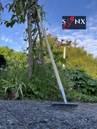 Tuinhark met steel in tuinomgeving