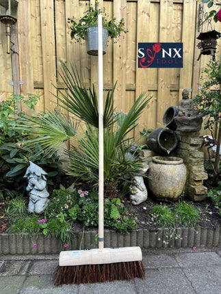 Gemeentebezem met natuurvezelharen en lange houten steel