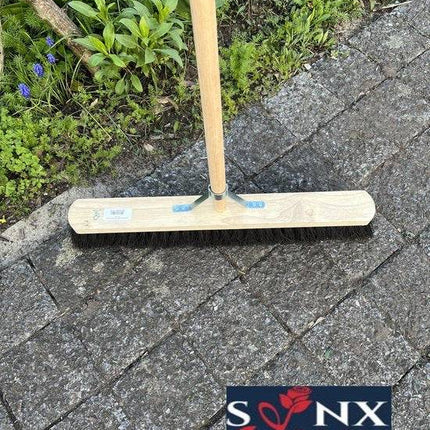 Stadsbezem Colombo 60 cm met houten bezemsteel voor buitengebruik