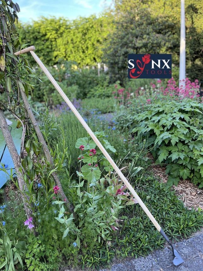 Synx Tools hartschoffel met lange steel in tuin
