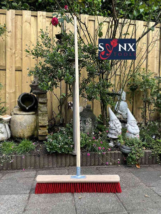 Stalbezem met nylon borstelharen en houten steel van Synx Tools