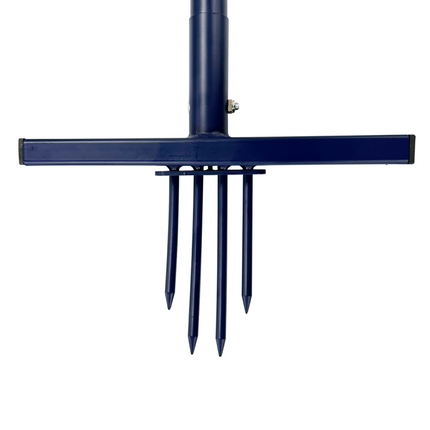 Spear & Jackson weeder met brede voetsteunen in gebruik