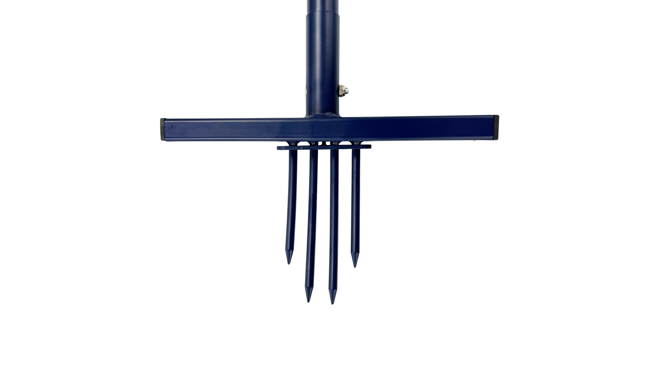 Spear & Jackson weeder met brede voetsteunen in gebruik