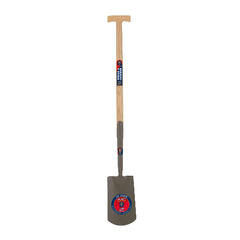 Spade met een houten steel